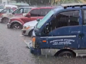 Denuncian graves inundaciones y obstrucción de desagües por vehículos en el ensanche La Fe