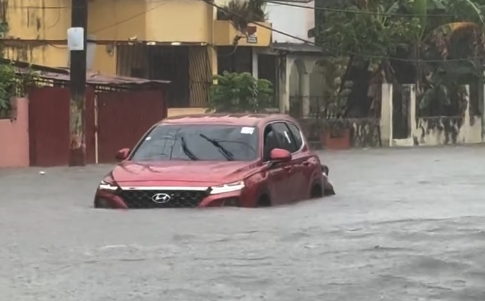 Denuncian calle totalmente inundada en la Urbanización Juan Pablo Duarte de Santo Domingo Este
