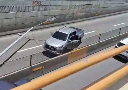 Grúa derriba cables y lámpara provocando gran congestionamiento vial en la avenida 27 de Febrero con Privada