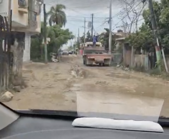 Comunitarios de El Tamarindo Adentro denuncian desastre vial y cúmulo de basura tras trabajos inconclusos de la CAASD