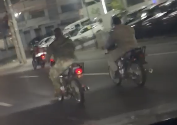 Captan a supuestos militares en motocicleta violando la Ley de Tránsito en paso elevado