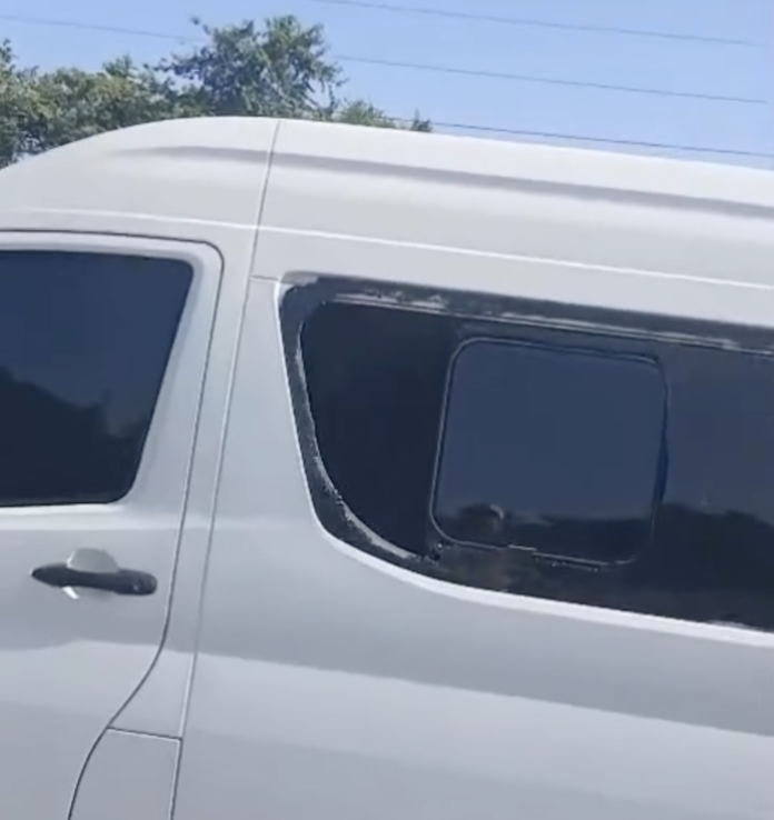 Denuncian vandalismo con pedradas a vehículos en marcha previo a la rotonda de Punta Cana