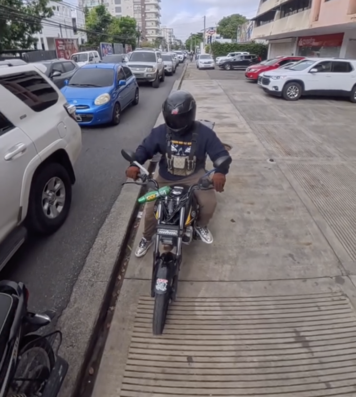 Creador de contenido «Santo Domingo en Moto» expone a motoristas que transitan por las aceras y rechazan llamado a la prudencia