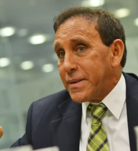 Dr. Cruz Jiminián asume el caso de joven con delicado estado de salud en La Caleta de Boca Chica