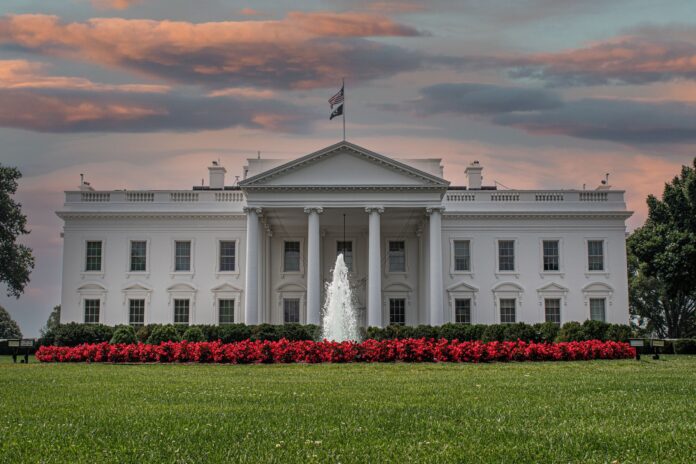 La Casa Blanca es puesta bajo cierre de seguridad tras escucharse varios disparos en las inmediaciones