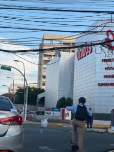 Denuncian peligro por cableado desprendido en la avenida Sarasota del sector Bella Vista