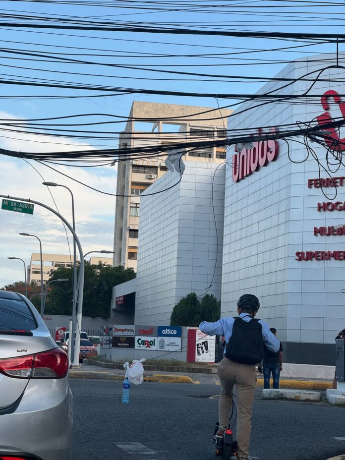 Denuncian peligro por cableado desprendido en la avenida Sarasota del sector Bella Vista