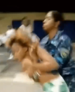 Video capta enfrentamiento físico entre una agente de la Policía y una ciudadana menor de edad