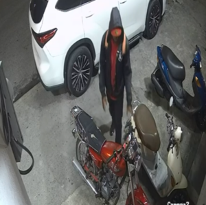 Denuncian robo de motocicleta captado en video en la avenida Hispanoamericana de Santiago