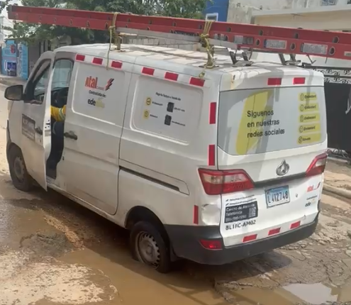 Enorme hoyo atrapa a una guagua en el sector Valle del Este en Santo Domingo Este