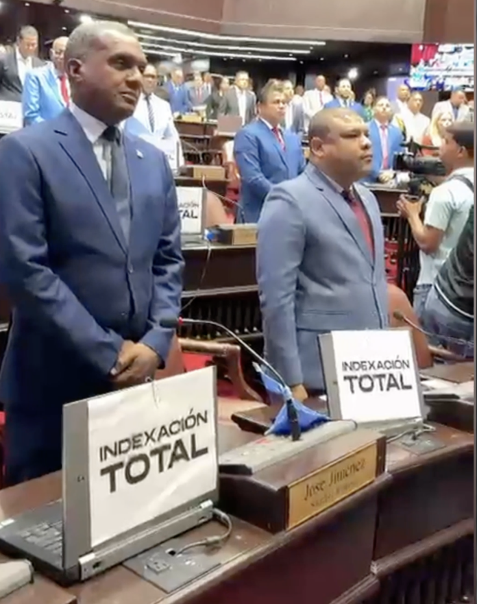 Diputados de oposición colocan carteles en sus curules exigiendo indexación salarial durante lectura del paquete fiscal