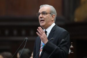 Presidente presenta proyecto para unificar el plazo de entrada en vigencia de las leyes en el Distrito Nacional y la provincia Santo Domingo