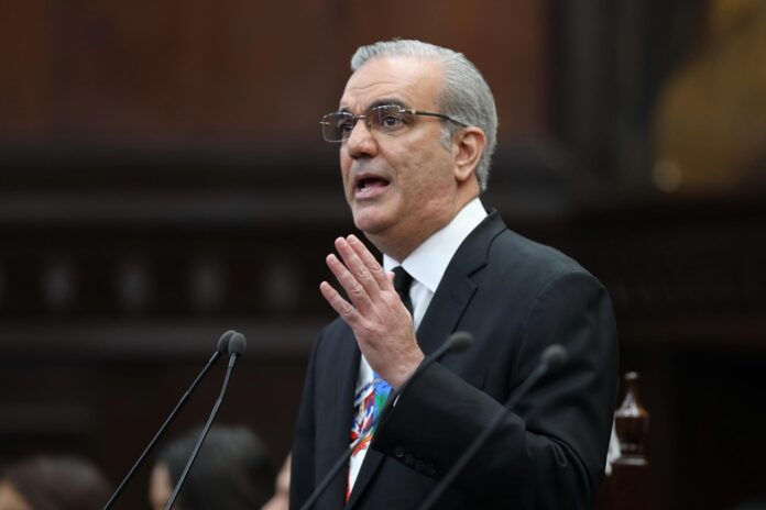 Presidente presenta proyecto para unificar el plazo de entrada en vigencia de las leyes en el Distrito Nacional y la provincia Santo Domingo