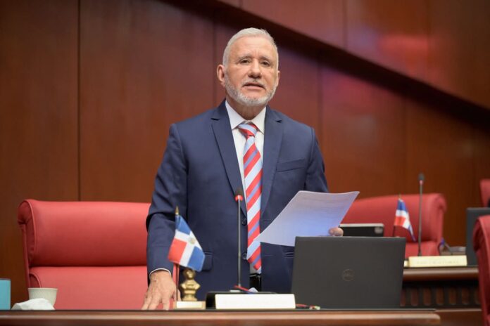 Senador Antonio Taveras propone eliminar penas de prisión por difamación y derogar el ultraje a funcionarios